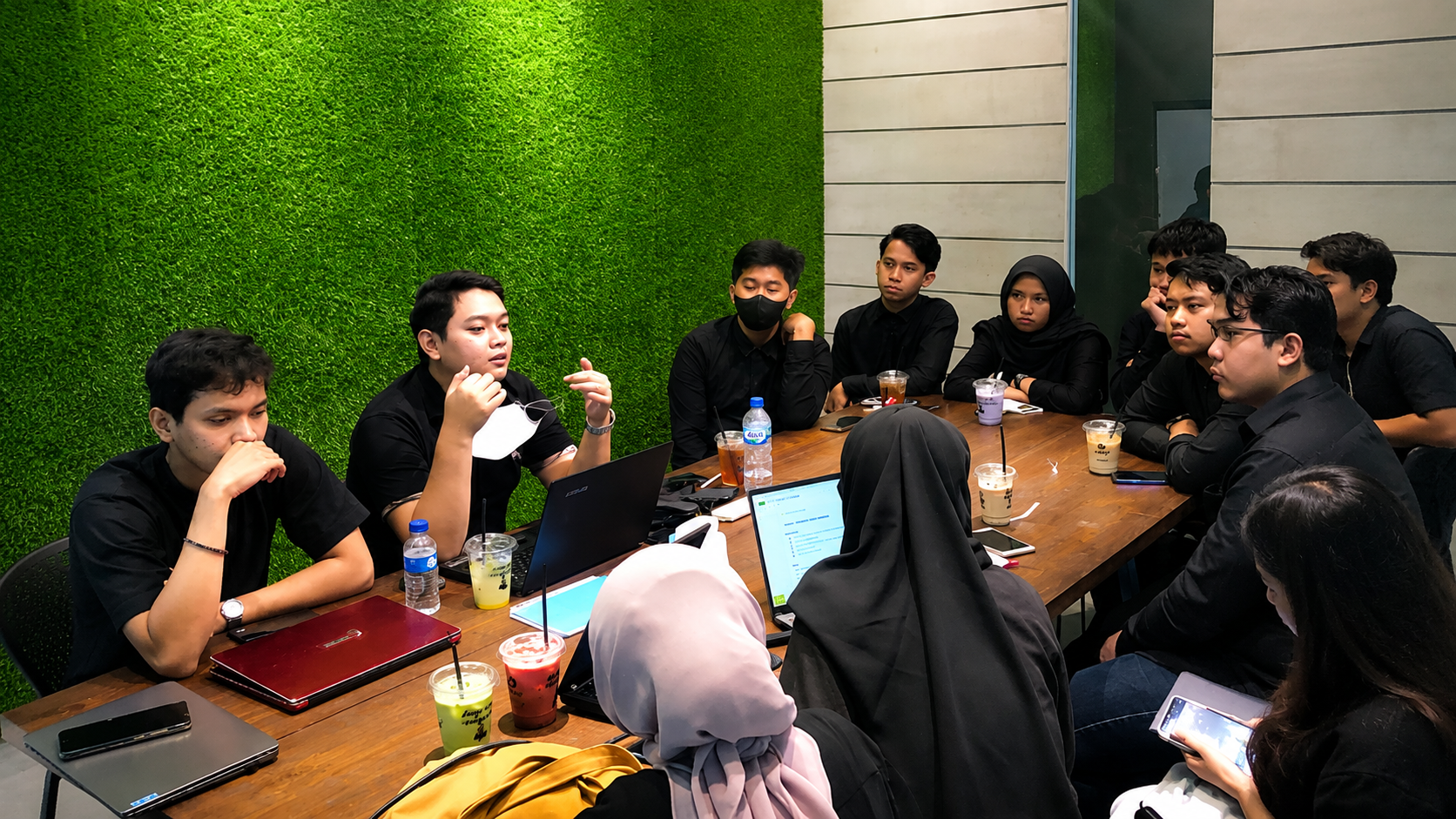Tim SCL Studio bekerja